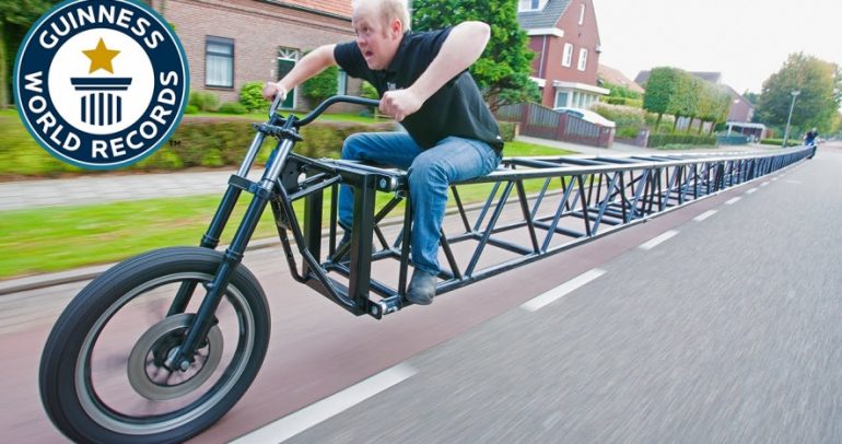 بالفيديو: شاهد أطول دراجة دخلت موسوعة غينيس للأرقام القياسية